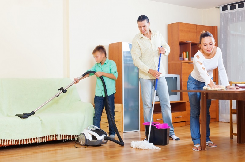 famiglia fa le pulizie di primavera in casa mamma pap figlio