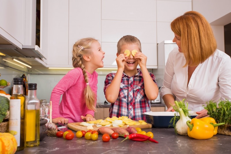 tutti insieme in cucina famiglia felice gioca cucinare