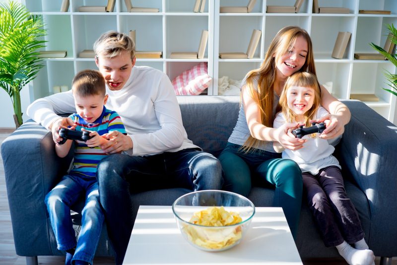 famiglia felice gioca video giochi in soggiorno 