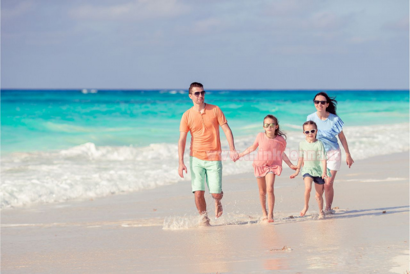 uomo pap donna mamma bambina bambino passeggiano in riva al mare onde estate