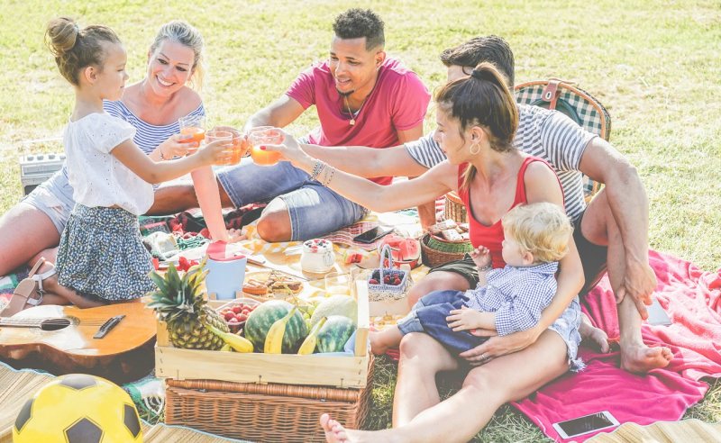 pic nic al parco gita fuori porta famiglia sorrisi bambini figli coppia