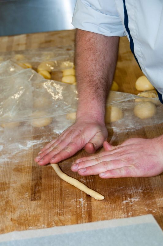 preparazione brioche impasto lavorato a mano su piano di lavoro