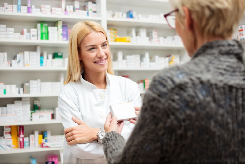 farmacia donna capelli biondi camice farmacista