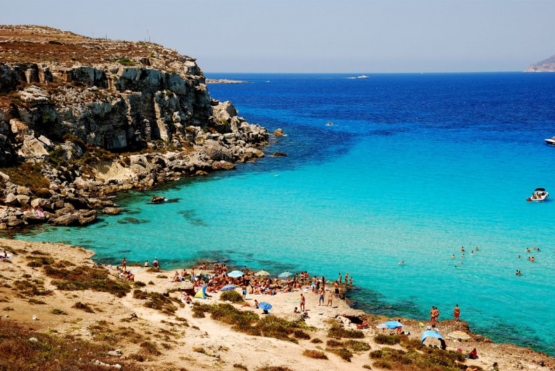 costiera scogli sabbia spiaggia isola Favignana bagnanti ombrelloni