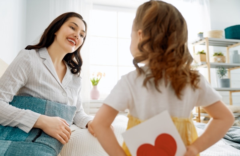 bambina figlia mamma sorriso regalo sorpresa biglietto cuore festa della mamma