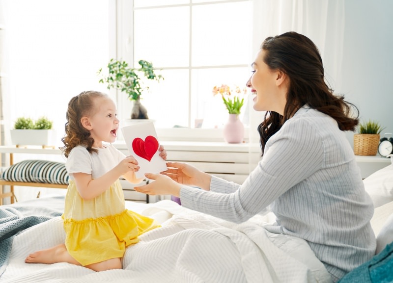 bambina figlia regala biglietto auguri con cuore pop up festa della mamma 