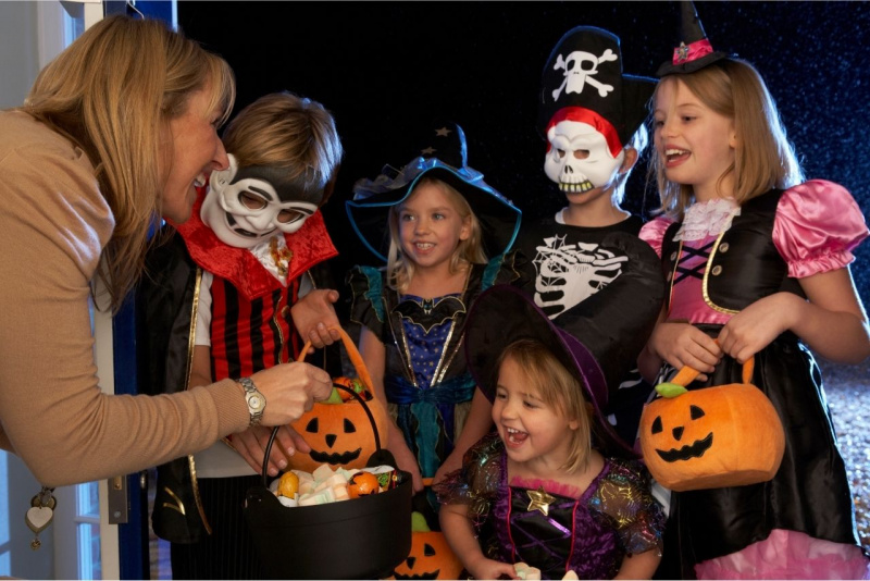 bambini costumi halloween fanno Trick or Treat? dolcetto o scherzetto divertimento