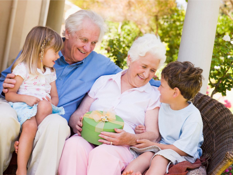 nipotini bambina bambino festeggiano 2 ottobre festa dei nonni nonna nonno