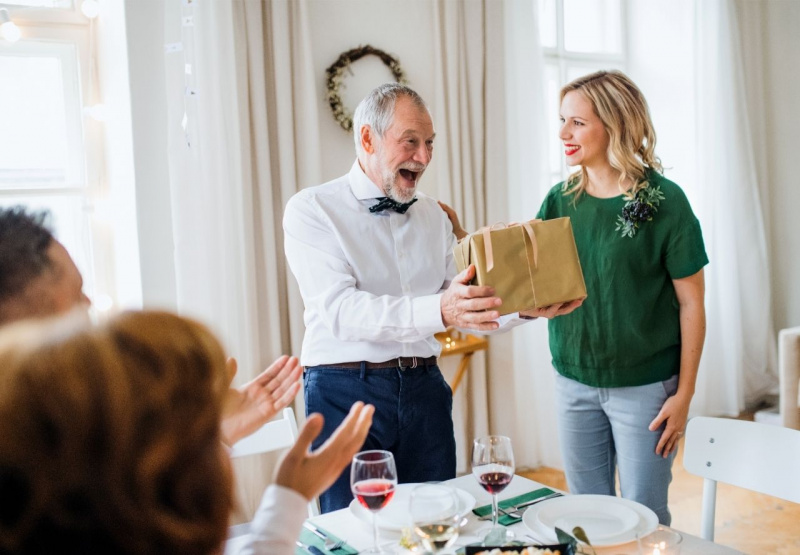 festa del pap pacco regalo festeggiamenti padre figlia tavola