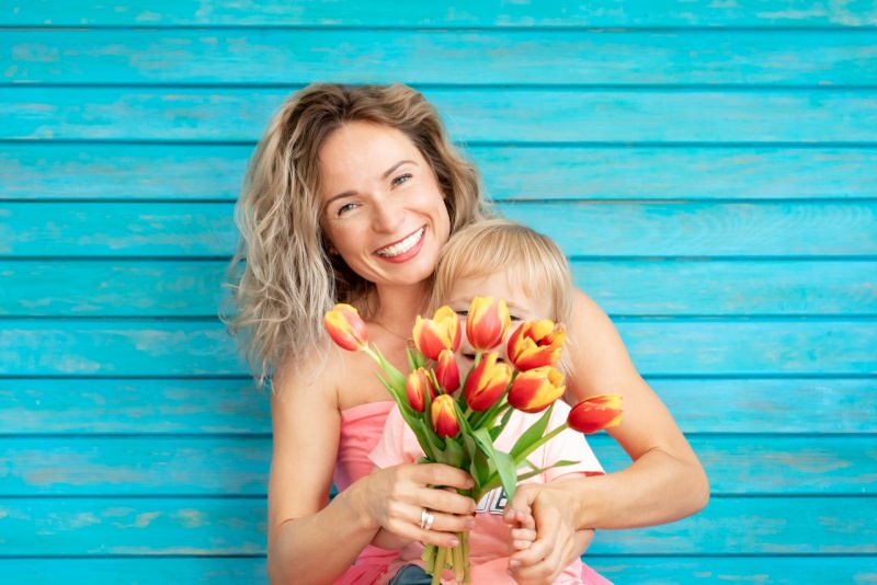 mamma e figlio sorrisi auguri tulipani rosso giallo festa della mamma