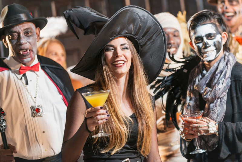 festa halloween adulti si divertono in maschera costumi bevono drink
