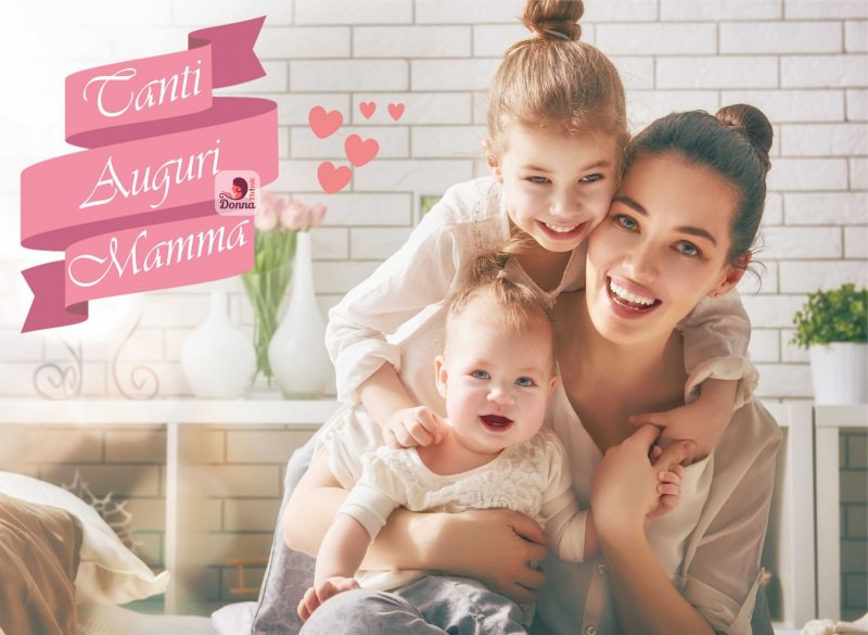 Festa della mamma idee regalo madre donna giovane bella capelli castani legati chignon occhi azzurri sorriso denti bianchi figlia bambina capelli biondi beb neonata dentini bouquet mazzo tulipani rosa vaso vetro vasi ceramica 