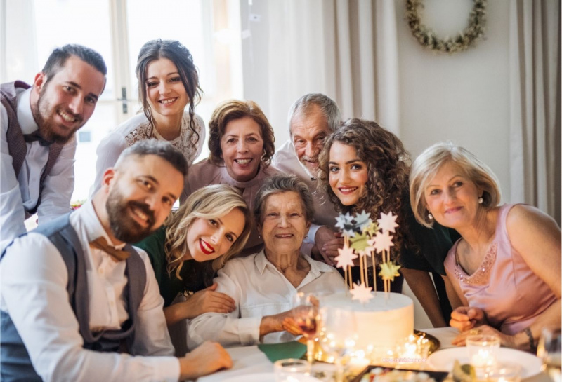 festa della mamma anziana donne uomini famiglia torta sorrisi