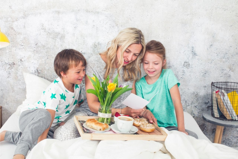 auguri festa della mamma colazione a letto figli madre biglietto tulipani gialli