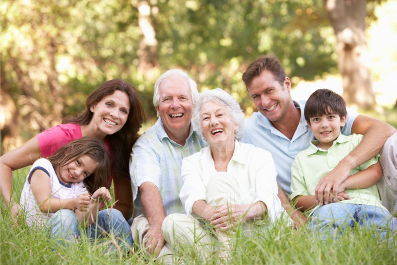tre generazioni famiglia festeggiano nonni mamma pap nipoti parco all'aperto sorrisi felicit