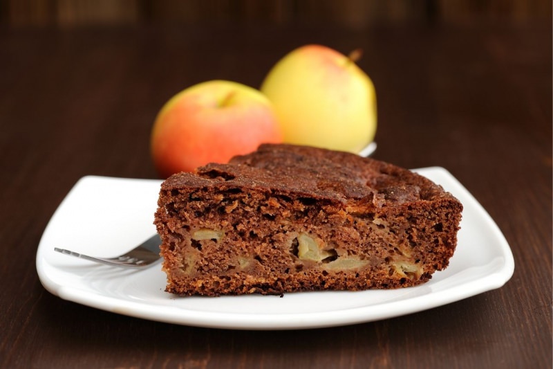 fetta di torta cioccolato e mele