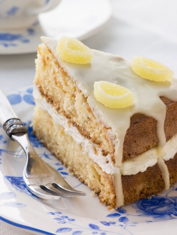 fetta torta limone soffice farcita con crema limone caramelle