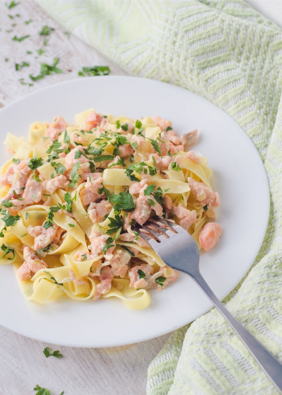 primo piatto pronto forchetta pasta fettuccine salmone affumicato prezzemolo 