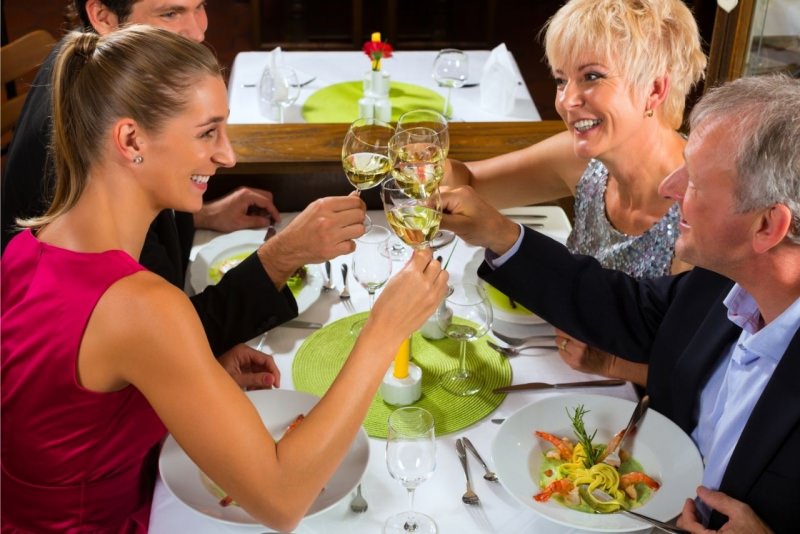 gamiglia genitori anziani cena brindisi con figli adulti ristorante