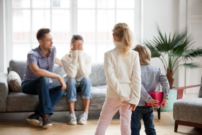 figli bambino bambina regalo sorpresa festa della mamma seduta divano pap soggiorno