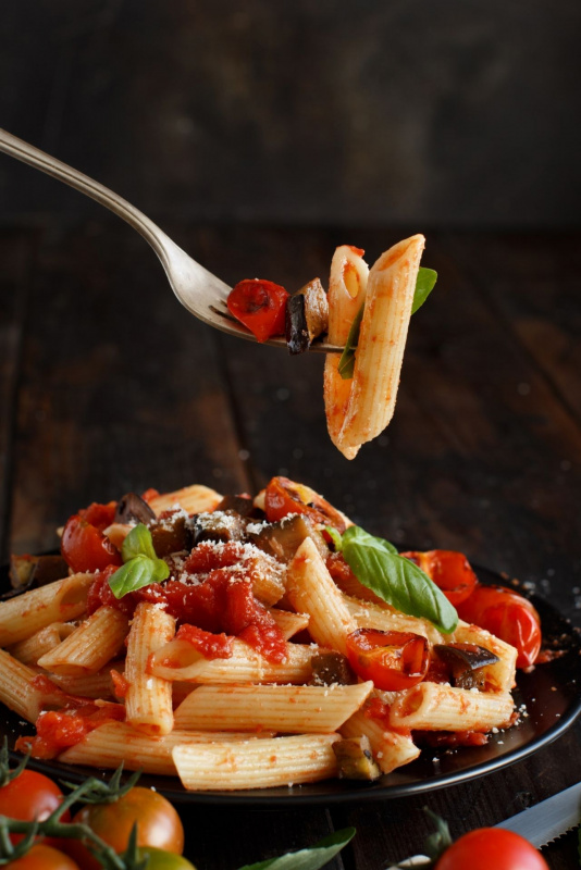 forchetta con penne pasta alla norma pomodori 