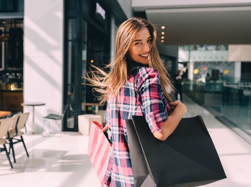 donna con shopping bag sorriso