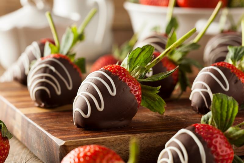 fragole fresche ricoperte con cioccolato fondente decorato bianco