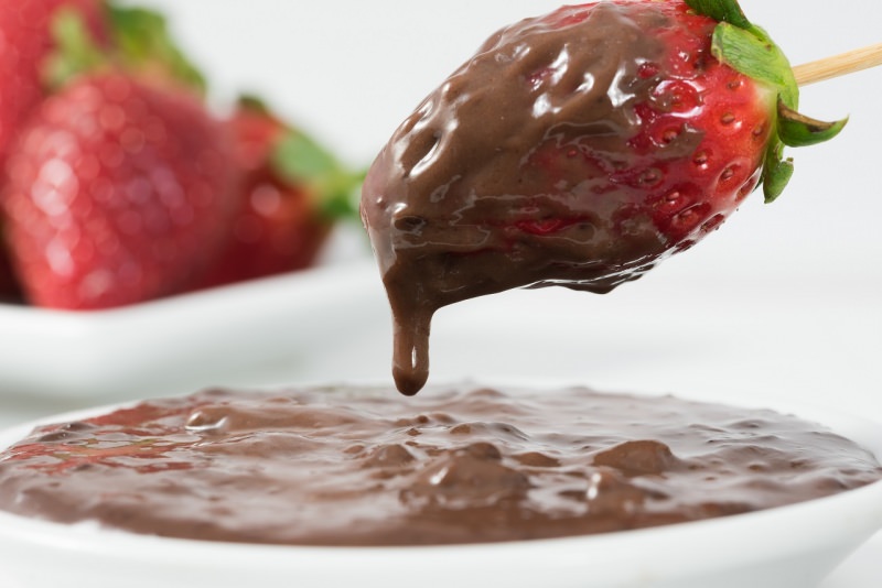 preparazione fragola ricoperta cioccolato fuso