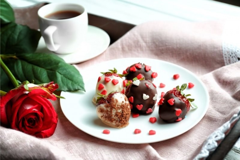 tazzina caffe piattino dolce fragole ricoperte cioccolato decoro cuore 