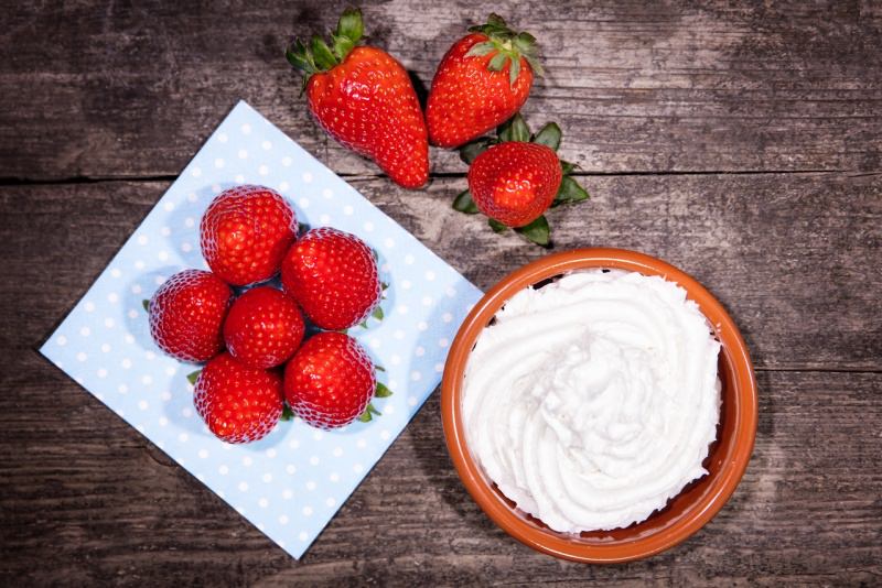 fragole fresche ciotola con panna fresca montata