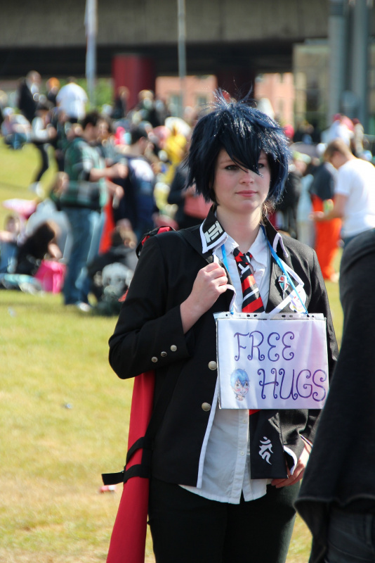 giovane donna indossa cartello con scritta free hugs abbracci liberi giornata abbraccio