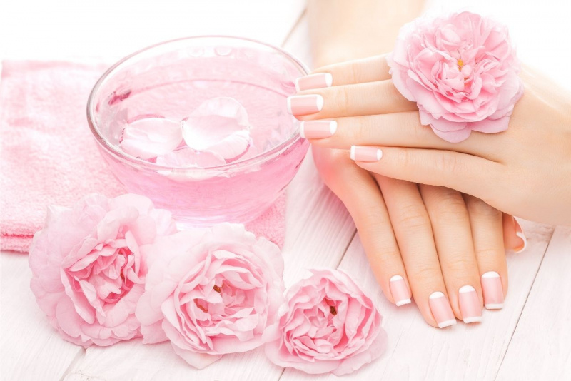 mani bellissime unghie curate ciotola acqua petali rosa telo spugna