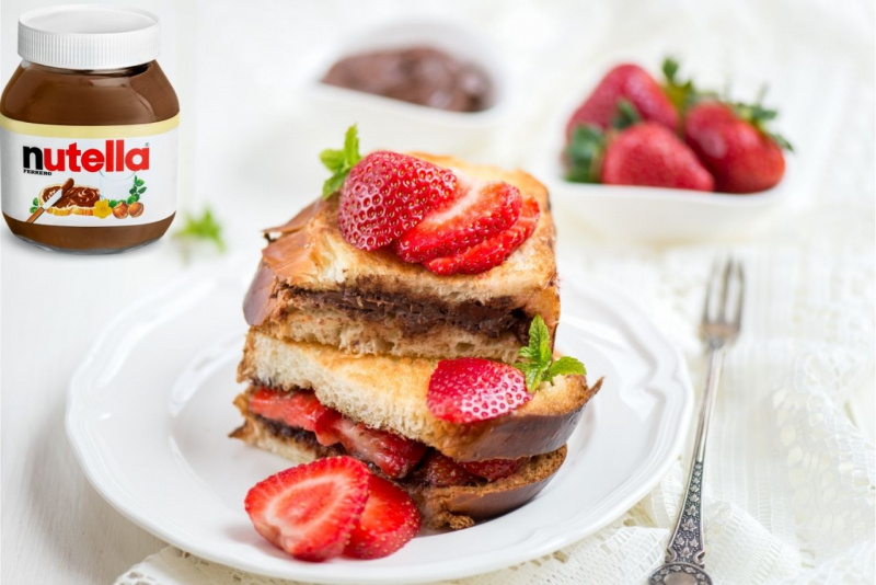 French toast a colazione con fragole e Nutella dolce dessert piatto forchetta