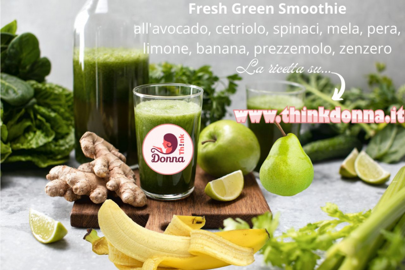 bottiglia e bicchiere di vetro con frullato smoothie verde foglie verdi tagliere zenzero banana sbucciata fette limone pera sedano cetriolo