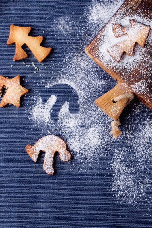 biscotti da bordo tazzina tema natalizio pastore stella cometa cotti zucchero a velo tagliere legno tovaglia blu