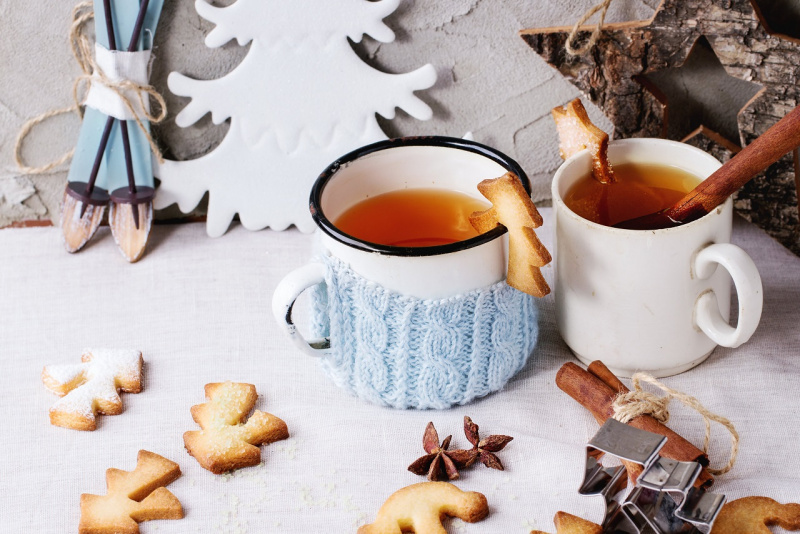 biscotti da tazza preparazione dolci natalizi cotti tazze di tè formine copri tazza di lana azzurra ai ferri cannella