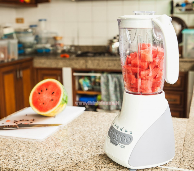 preparazione ghiaccioli succo anguria pezzi frullato