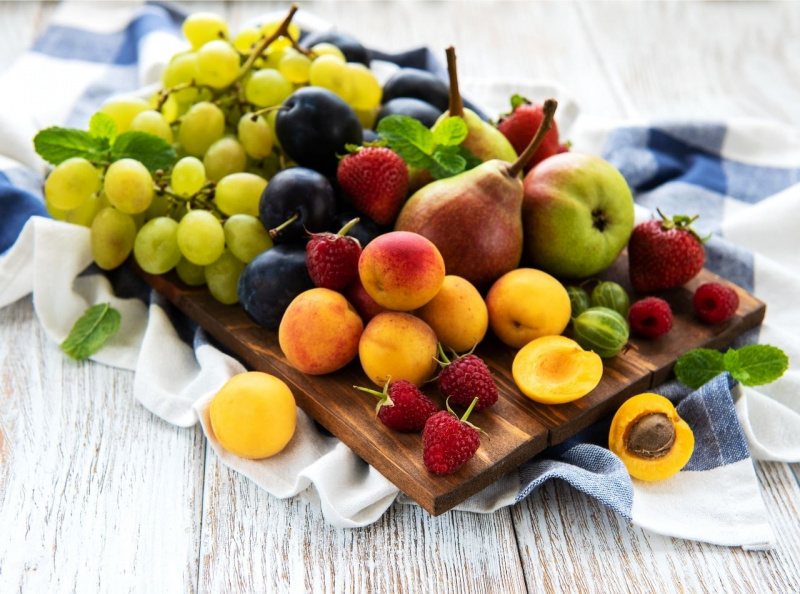 tagliere legno frutta estiate uva prugna fragole albicocca lamponi