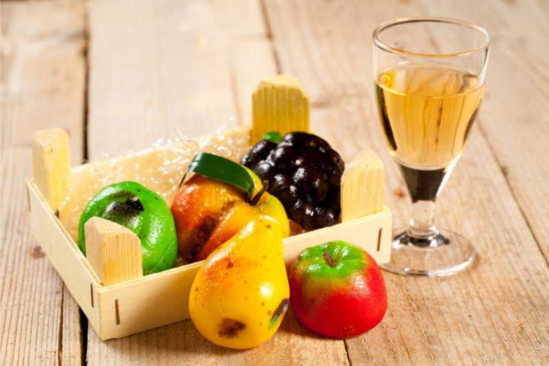 cassetta di legno frutta martorana siciliana pera mela bicchiere di vetro con vino bianco