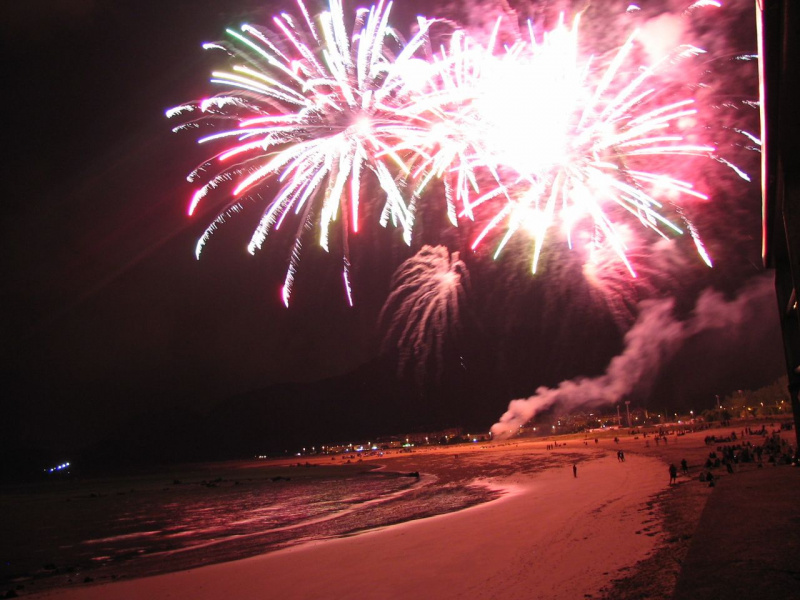 fuochi pirotecnici ferragosto spiaggia mare notte estate