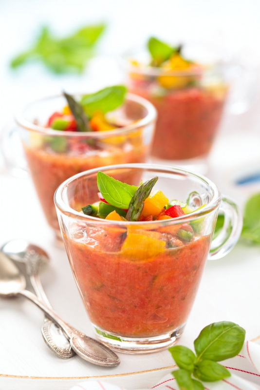 terrine tazzine bicchieri vetro gazpacho pomodoro peperone basilico