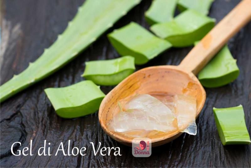 gel di aloe vera su cucchiaio di legno