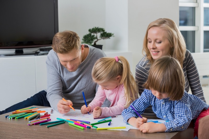 famiglia pap mamma figlio figlia bambini dipingono matite colori