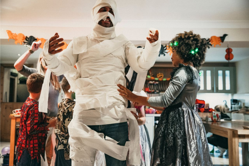 gioco avvolgi la mummia festa halloween party decorazioni divertimento bambini