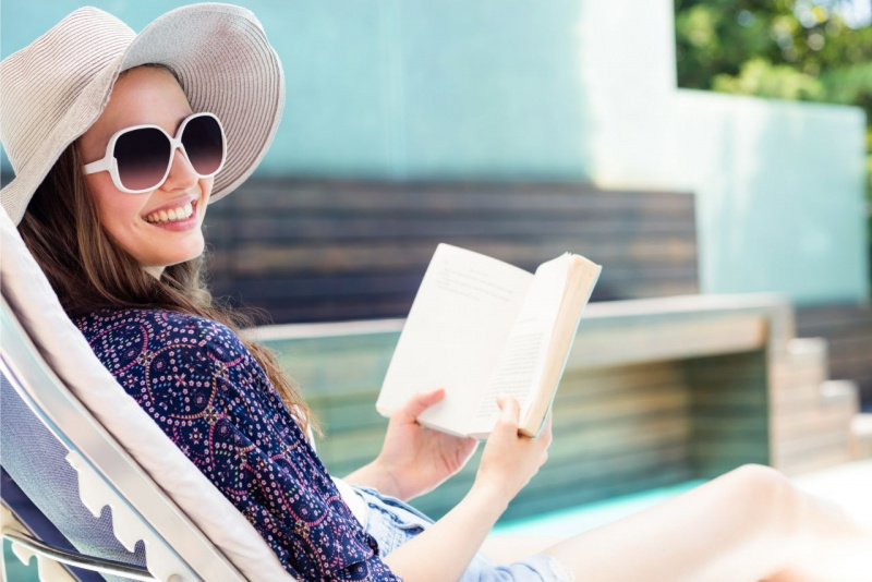 lettura estate donna con cappello di paglia occhiali da sole sorriso