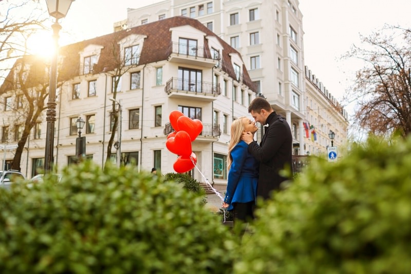 coppia innamorati uomo donna palloncini cuore rosso romantico