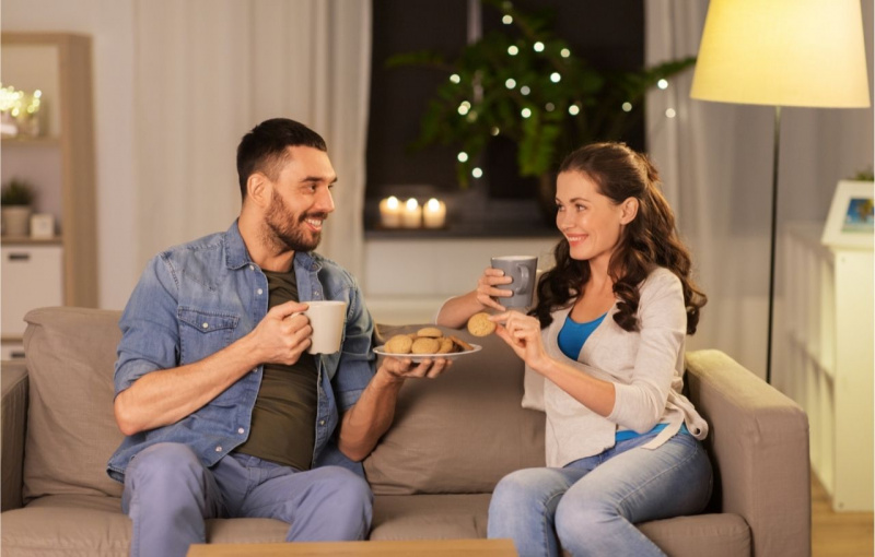 relax casa coppia bevono tè ascolto 