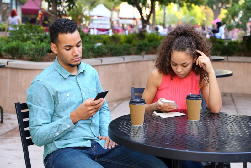 maleducazione guardare il cellulare durante un incontro