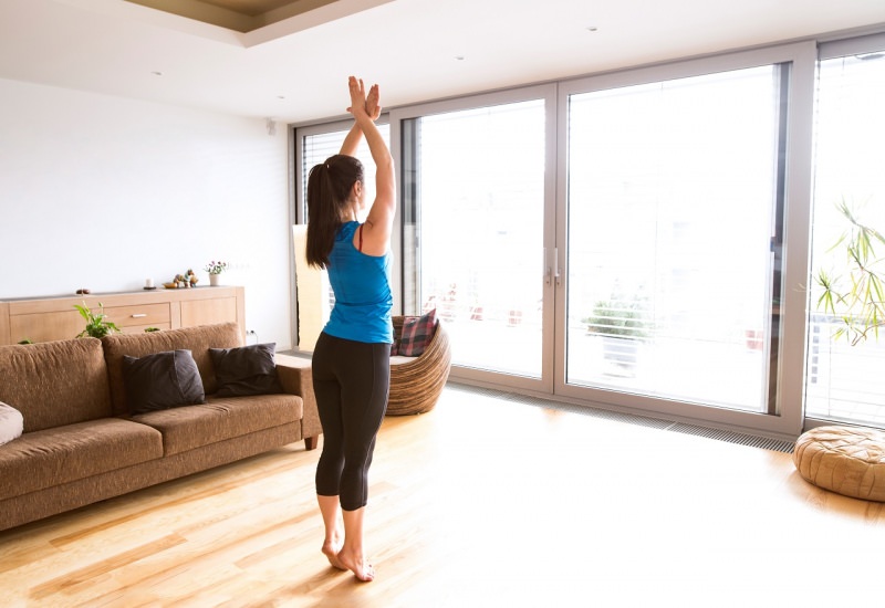 donna fitnessin casa solleva piedi sulle punte