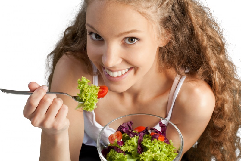 viso donna bella sorridente mangia verdure 
